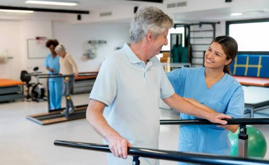 Jak dom spokojnej starości wspomaga codzienną rehabilitację dla seniorów?