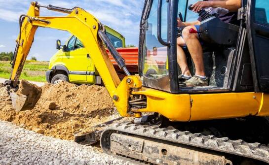 Mobilne przesiewacze: jak wpływają na jakość przygotowania terenu pod inwestycję?