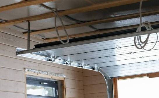 Wpływ segmentowych bram na akustykę budynku – co warto wiedzieć?