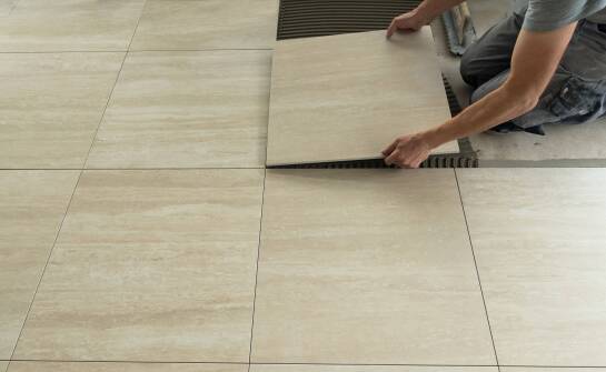 Zastosowanie dylatacyjnych listew w układaniu przemysłowych płytek