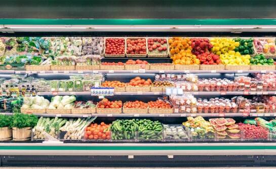 How does a professional fruit supplier support the success of grocery stores?