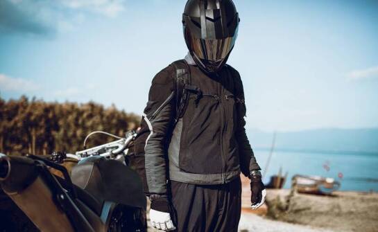 Jak wybrać motocyklowy kombinezon przeciwdeszczowy do długich tras?