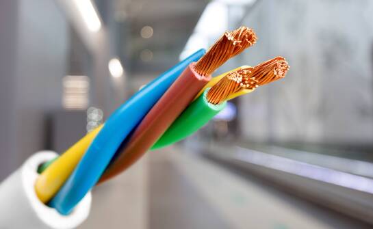 Znaczenie współpracy z renomowanymi dostawcami materiałów dla producenta elektrycznych kabli