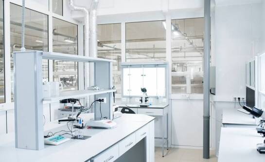 Laboratoryjne stoły pod aparaturę – jak zapewnić bezpieczeństwo pracy?