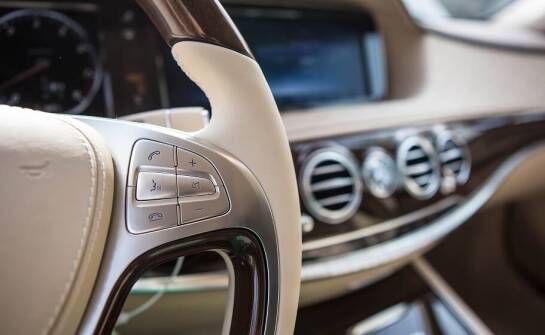 Nowoczesny design wnętrza w Volvo XC40: estetyka i komfort