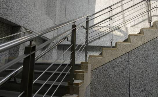 Wytrzymałość balustrad na zewnętrzne schody – co ją determinuje?