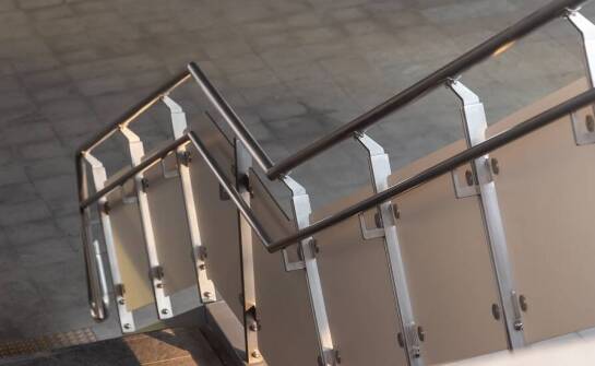 Zewnętrzne balustrady – jakie rozwiązania są najtrwalsze?