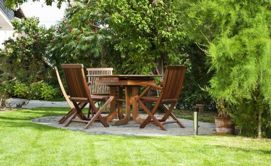 Jakie ogrodowe meble wybrać, aby stworzyć przytulną przestrzeń na świeżym powietrzu?