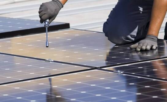 Rola paneli słonecznych w redukcji kosztów energii w domach jednorodzinnych