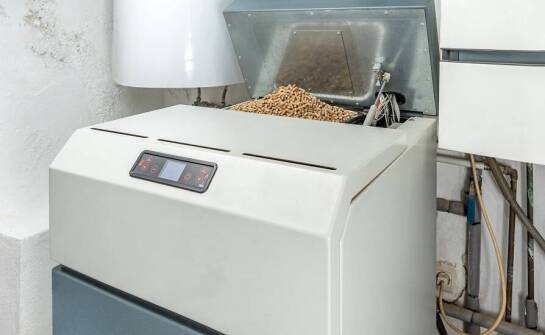 Jakie techniczne parametry charakteryzują kotły na biomasę?