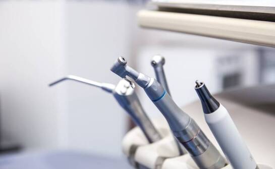 Jakie jednorazowe akcesoria wykorzystuje się podczas zabiegów endodontycznych?
