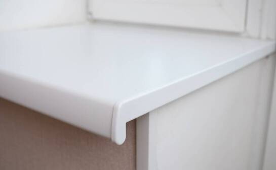 Jakie są kluczowe aspekty przy wyborze parapetów z konglomeratu do biurowych przestrzeni?