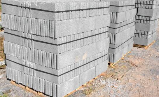 Jakie są jakościowe standardy dla fundamentowych bloczków na rynku?