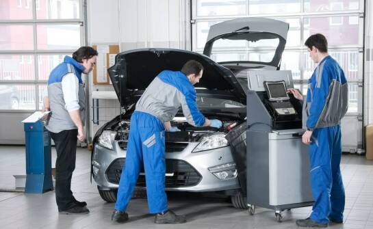 Jakie są etapy przeglądu samochodu i czego się spodziewać podczas wizyty na stacji obsługi?