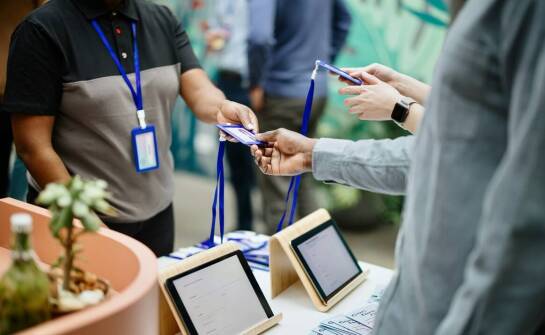 Rejestracja gości na wydarzeniach – rola profesjonalnej obsługi przy wejściu