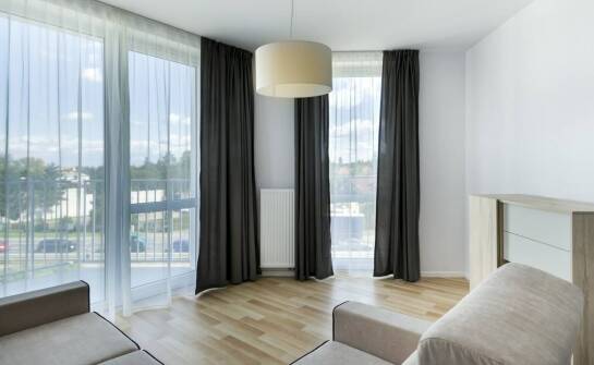 Zasłony na wymiar – jakie materiały najlepiej sprawdzą się w pomieszczeniach przy dużym nasłonecznieniu?