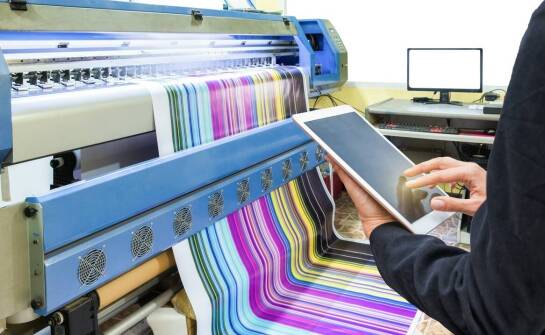 Jakie technologie nadruku sprawdzają się na tekstyliach służbowych?