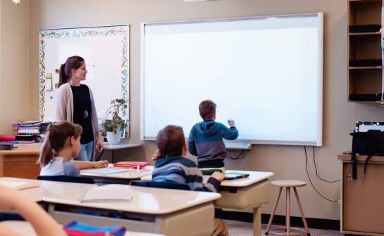 Wykorzystanie technologii digital signage w edukacji i szkoleniach