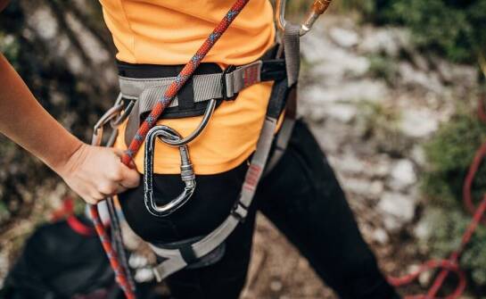 Jakie wyzwania czekają uczestników kursów wspinaczki z własną asekuracją?