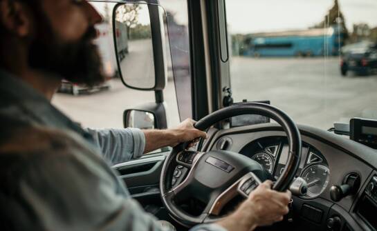 Dlaczego kwalifikacyjne kursy są ważne dla zawodowych kierowców?