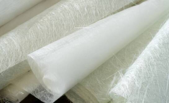 Tapety z włókna szklanego – trwałość i nowoczesność w sypialni