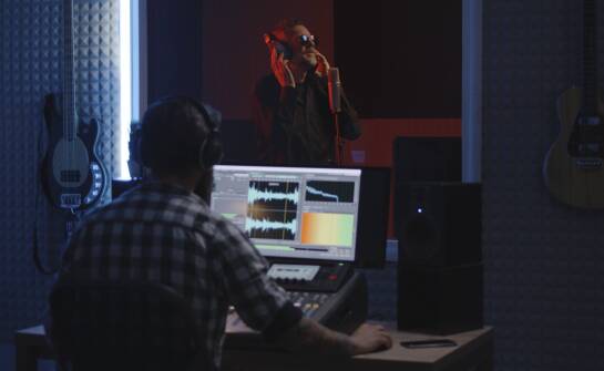 Czy głos lektora może zwiększyć zaangażowanie odbiorców w reklamach?