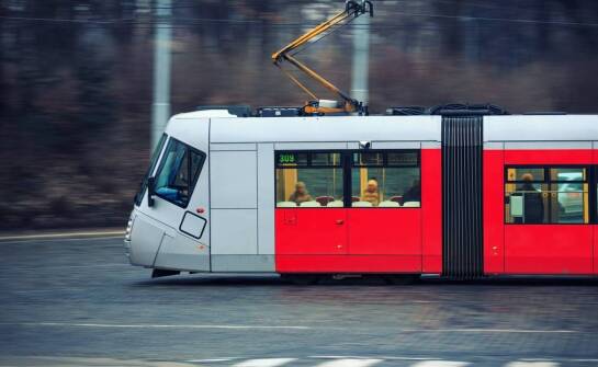Wpływ innowacyjnych rozwiązań w konstrukcji tramwajowych odbieraków prądu na trwałość