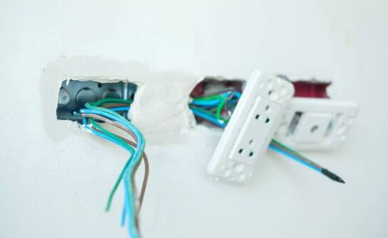 Podtynkowe puszki elektryczne a oszczędność miejsca w instalacjach