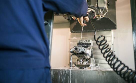 Jakie są wyzwania i korzyści z małoseryjnej produkcji przy użyciu CNC?