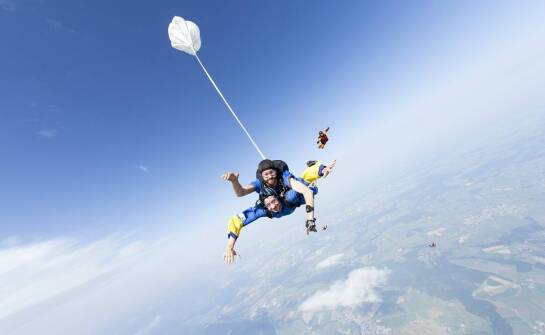 Co obejmuje pakiet skoku ze spadochronem z wideo nagraniami?