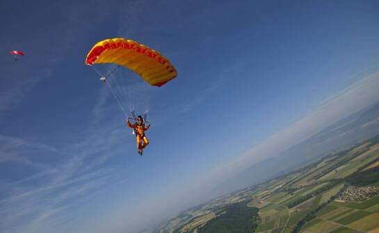 Jak zostać spadochronowym skoczkiem: najważniejsze wyzwania i jak je pokonać