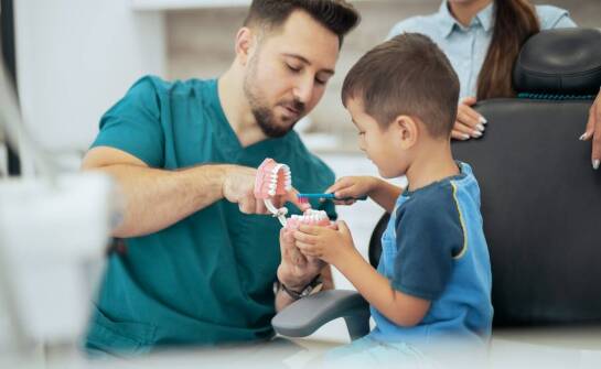 Znaczenie edukacji rodziców przez krakowskiego stomatologa w zakresie higieny jamy ustnej dzieci