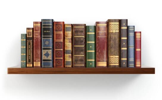 Jakie są zalety montażu drewnianych półek na książki w biurze domowym?