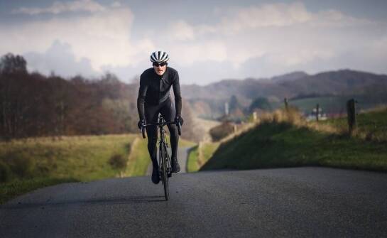 Jakie materiały dominują w męskich spodniach rowerowych?