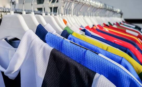 Koszulki z nadrukiem dla sportowych zespołów – klucz do wspólnej tożsamości