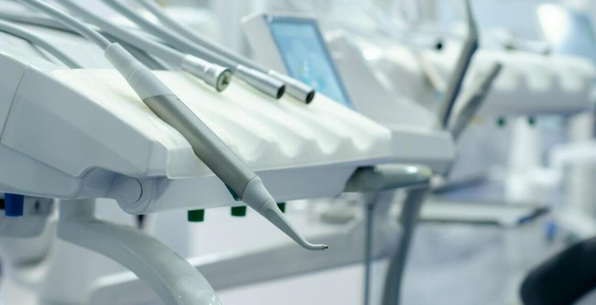 Stomatologia estetyczna: Jak dentysta poprawia wygląd uśmiechu pacjentów?