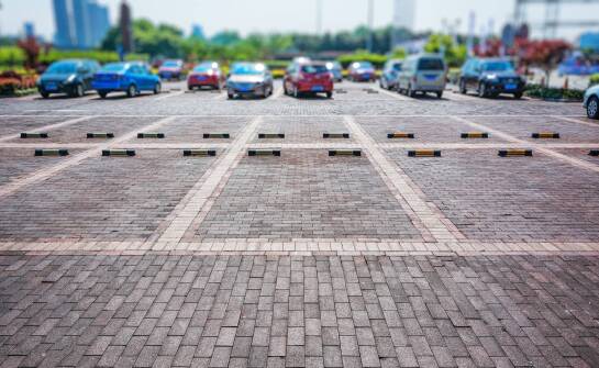 Jak doświadczenie firmy wpływa na optymalizację kosztów budowy parkingu?
