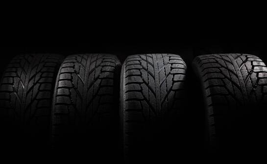 Jakie testy przechodzą premium opony całoroczne przed wprowadzeniem na rynek?