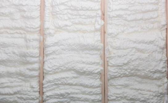 Wpływ natryskowych izolacji na trwałość skośnych konstrukcji dachów