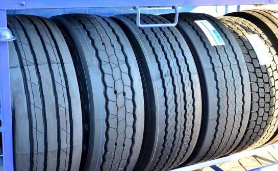 Dlaczego warto korzystać z darmowej dostawy przy zakupie opon w hurtowni?