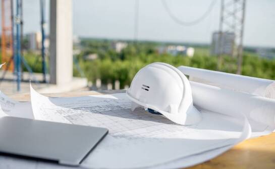 Rola konstrukcyjno-budowlanych uprawnień w analizie podłużnych profili