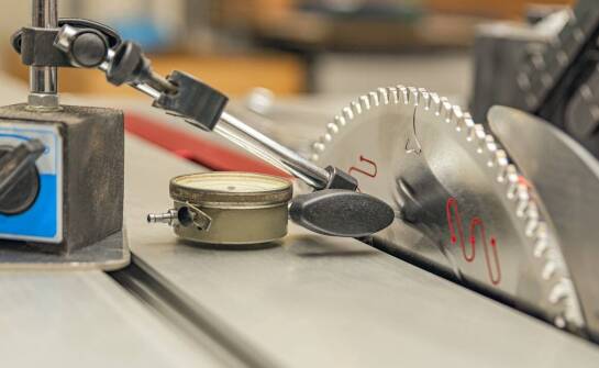 Jakie są kluczowe różnice między tarczowymi piłami do metalu a innymi narzędziami tnącymi?