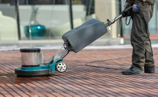 Czyszczenie poliuretanowych boisk – jak minimalizować przerwy w użytkowaniu?