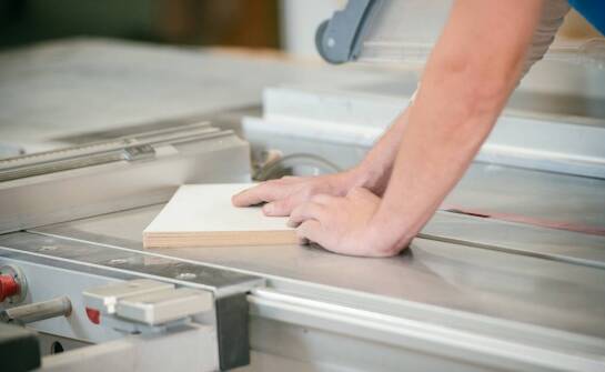 Elastyczność wynajmu stołowych przecinarek jako wsparcie w projektach wykończeniowych