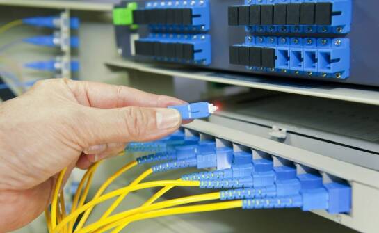 Rola światłowodowych sieci w zapewnieniu stabilności mobilnego internetu w budynkach