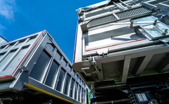 Poradnik dla kupujących - na co zwrócić uwagę przy wyborze naczepy z podłogą ruchomą?