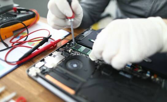 Jak serwis notebooków we Wrocławiu wspiera klientów w instalacji peryferyjnych urządzeń?