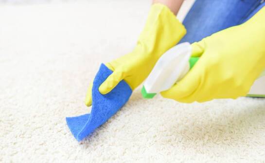 Jakie są najczęściej popełniane błędy w samodzielnym praniu dywanów?