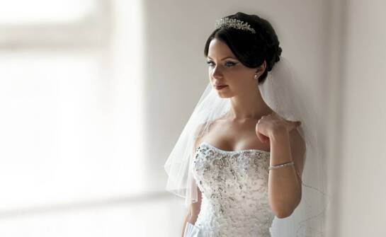 Jak wybrać idealne dodatki do weselnej sukni w Krakowie?