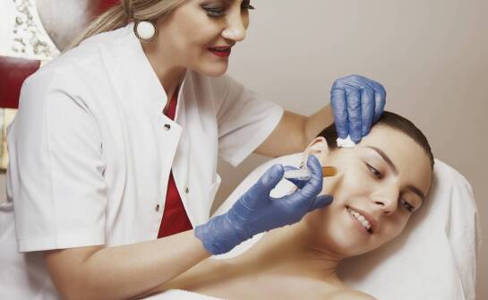 Innowacyjne podejście do pielęgnacji skóry dzięki chemicznym peelingom